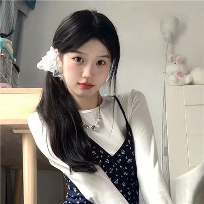 一个女王的少女时代 封面